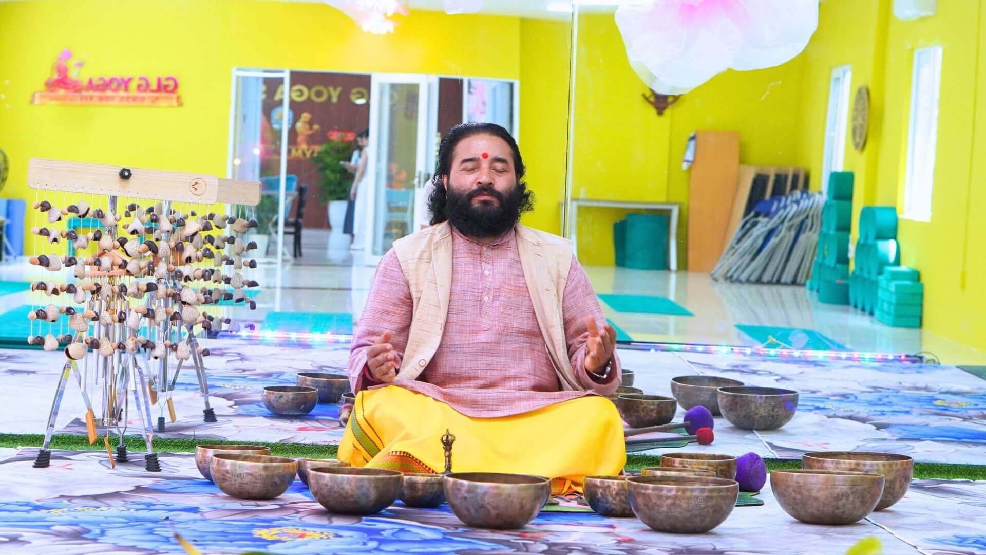 A vaidya reading the pulse during nadi pariksha at Devbhoomi Sanjeevani